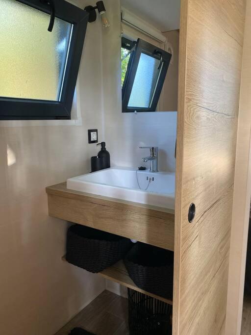 Tiny house sur terrain boisé à 10 mn de la mer Férel Eksteriør bilde